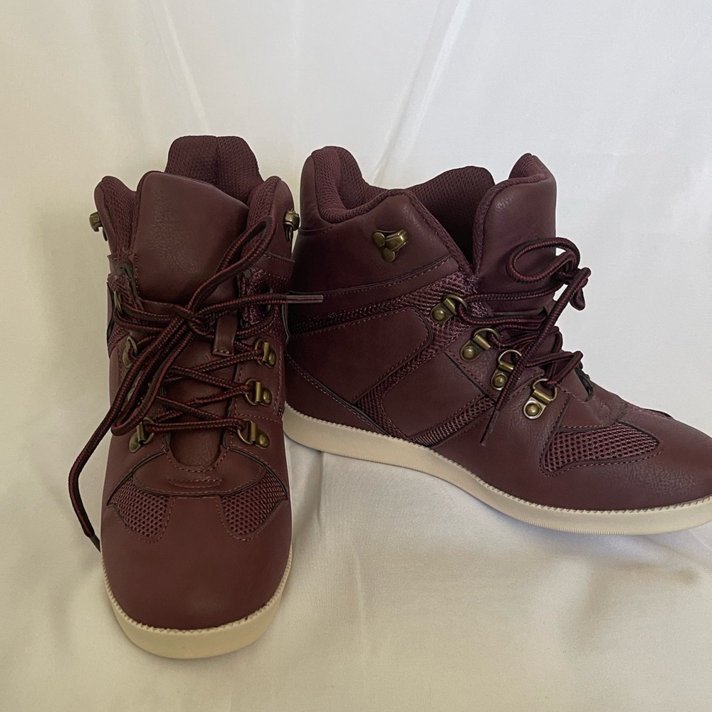 JustFab Shoes Womens Sz9 Kelsa Hidden Wedge Fashion Sneakers Purple Faux Leather